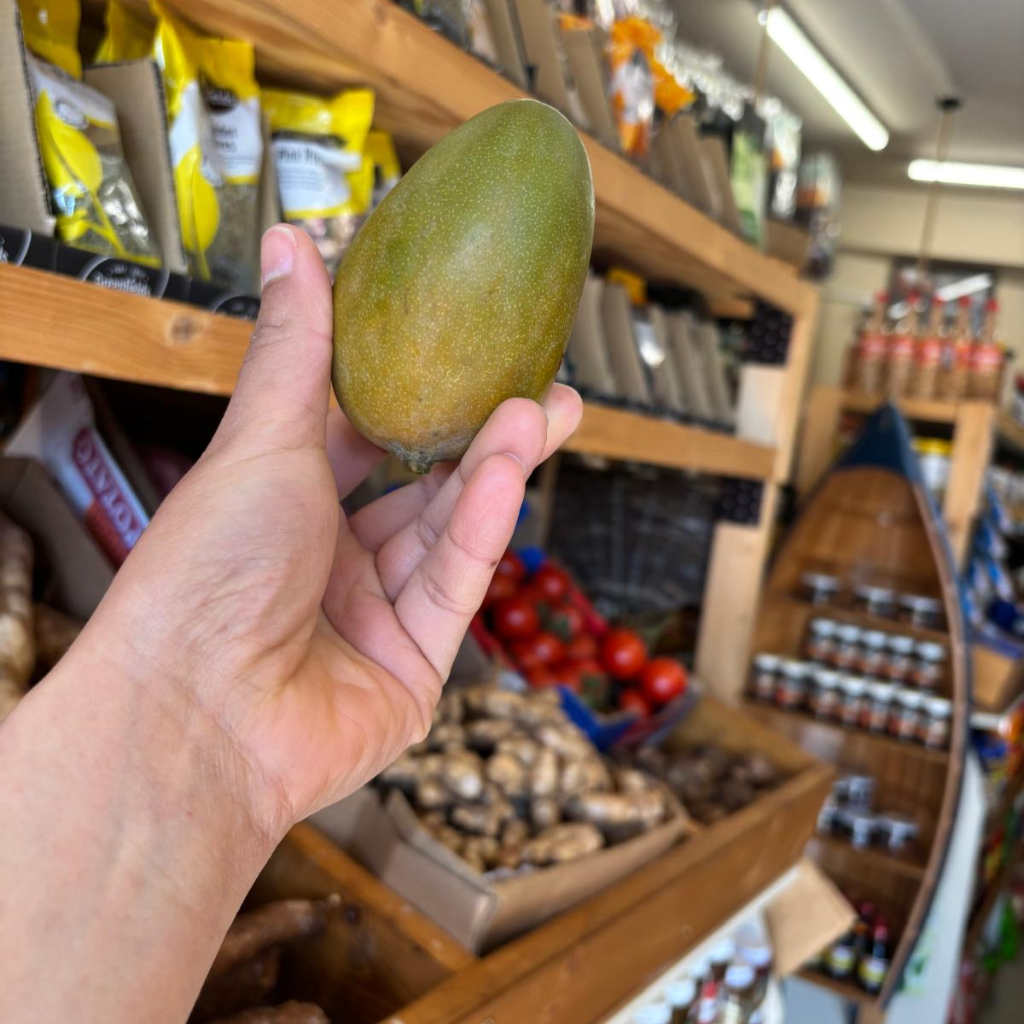 Jamaican Julie Mangoes (0.9 - 1kg Approx)
